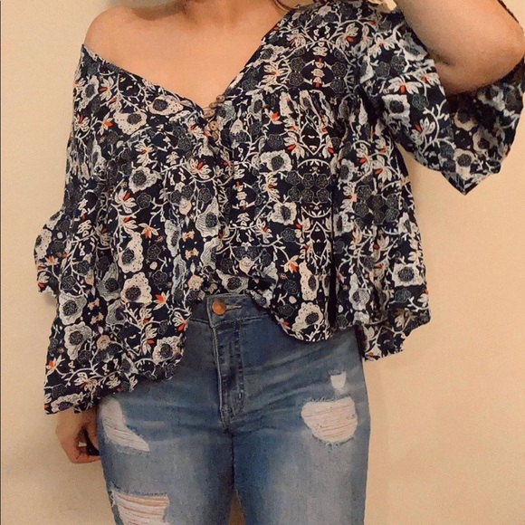 FLOWY cropped top v-neck - Picture 2 of 3